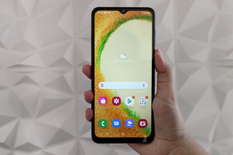 Bagian depan Samsung Galaxy A04s didominasi oleh layar jenis IPS berbentang 6,5 inci yang mampu menyajikan gambar dalam resolusi HD Plus dan refresh rate mencapai 90 Hz.