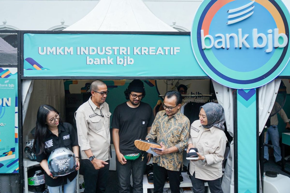 Direktur Komersial dan UMKM Bank BJB, Nancy Adistyasari (kanan), Pemimpin Divisi Kredit UMKM Bank BJB Denny Mulyadi dan Sekretaris Kemeterian Koordinator Bidang Perekonomian Susiwijono Moegiarso (kedua kanan) berbincang dengan pelaku usaha saat meninjau UMKM di acara KUR Festival bertajuk Expo Super Gen Creation di Gedung Sate, Kota Bandung.