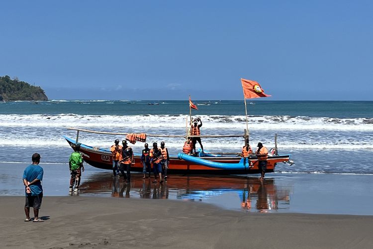 Tim SAR Turun Cari ABK yang Hilang Usai Perahu Terbalik Dihantam Ombak di Pangandaran