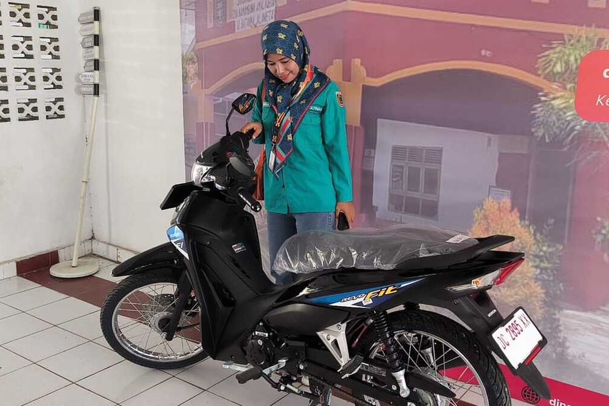 Penyerahan hadiah sepeda motor untuk Bidan Rusmiati di Polewali Mandar yang dijadwalkan Selasa (14/1/2025) usai viral, kembali ditunda