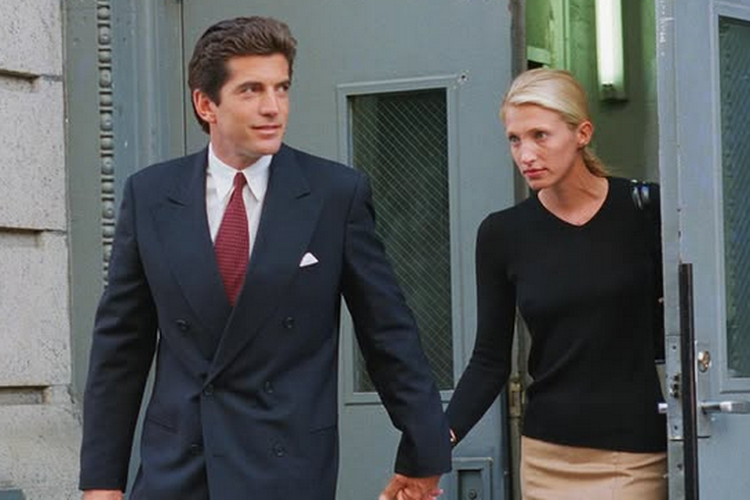 7 Cara Tampil Chic ala Carolyn Bessette-Kennedy untuk Perempuan 50+