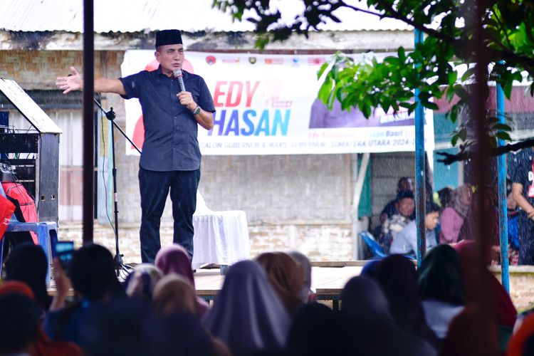 Calon gubernur Sumut nomor urut 2 Edy Rahmayadi saat kampanye di Desa Nogo Rejo, Kecamatan Galang, Kabupaten Deli Serdang, Sumatera Utara, Selasa (15/10/2024)     