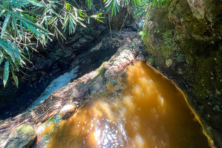 Sumber Air Panas Belerang di Kecamatan Jatiyoso, Karanganyar, Jawa Tengah.