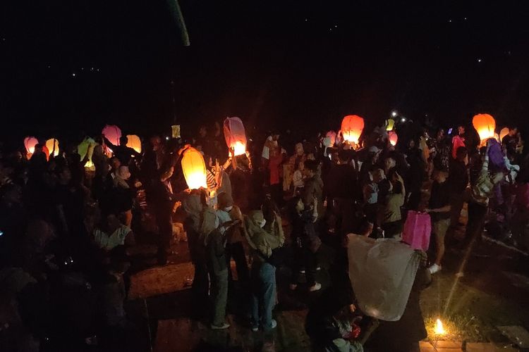 Lampion berserakan di langit di atas Bukit Menoreh pada Kalurahan Pendoworejo, Kapanewon Girimulyo, Kabupaten Kulon Progo, Daerah Istimewa Yogyakarta. Pengunjung rumah makan Kopi Ingkar Janji menerbangkan lampion itu untuk menyambut pergantian tahu 31 Desember 2022 – 1 Januari 2022.