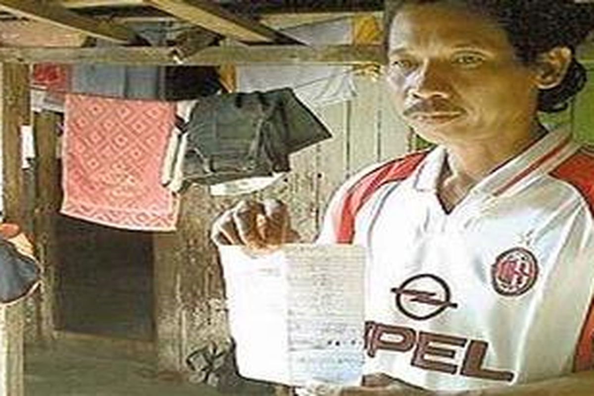 Untung Budi Raharjo, orangtua Fitri, siswa SMPN 37 Surabaya, memperlihatkan rincian pembelian seragam sekolah anaknya, di rumahnya, Rabu (14/9/2011). Fitri mendapatkan hukuman "jemur" karena orangtuanya tak mampu membeli seragam baru yang diwajibkan sekolah.