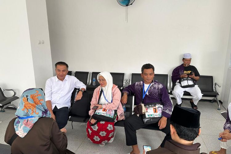 Penjabat Gubernur Jawa Barat, Bey Machmudin berdialog dengan calon jemaah haji saat kunjungan mendadak ke Asrama Haji Bekasi, Jawa Barat, Sabtu (11/5/2024).
