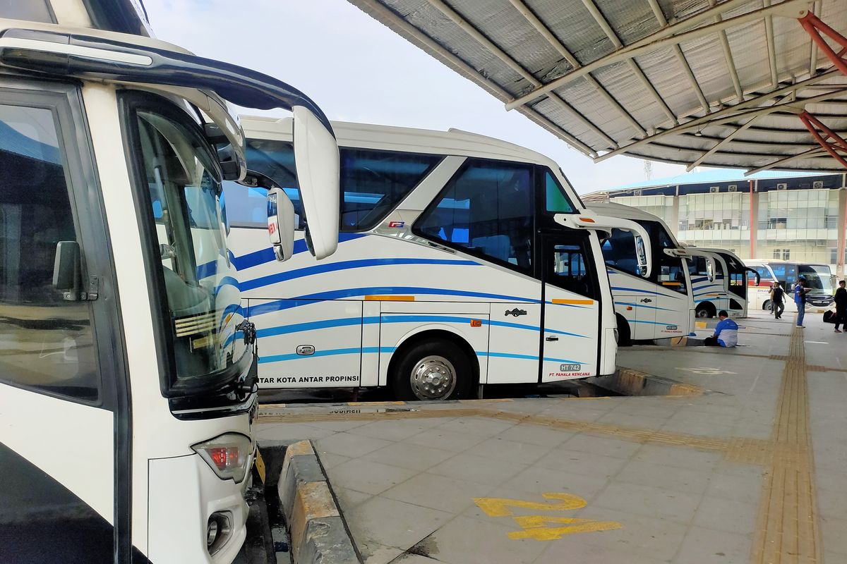 Bus AKAP di Terminal Terpadu Pulo Gebang