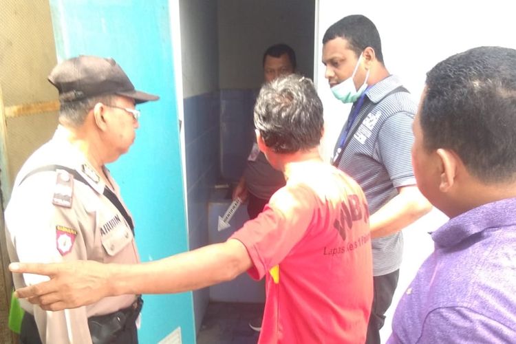 Petugas Identifikasi melakukan olah TKP di kamar mandi sel tahanan Lapas Merah Mata Palembang, usai Jumadi penghuni sel ditemukan tewas gantung diri, Minggu 