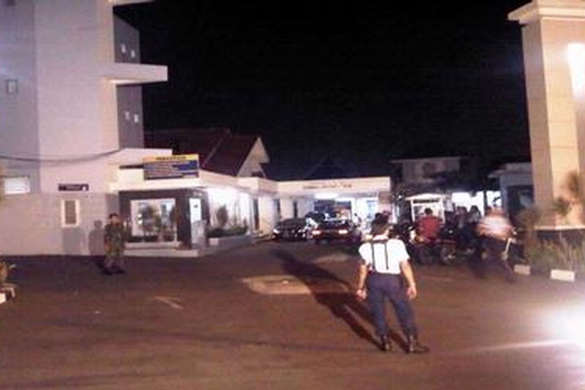 Suasana depan RS Pusat TNI AU Halim Perdana Kusuma, Jakarta Timur, Kamis (21/6/2012).