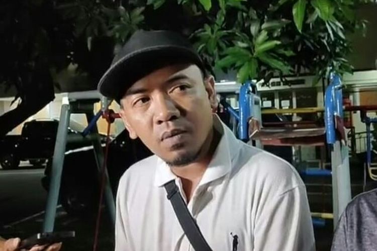 Orangtua Murid SDN Pondok Cina 1, Hendro Isnanto usai menjalani pemeriksaan di Mapolda Metro Jaya, Senin (2/1/2023).