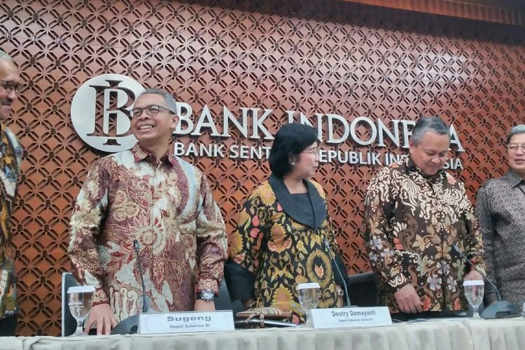 Gubernur Bank Indonesia, Perry Warjiyo (tengah) sebelum memberikan kondisi moneter terkini kepada awak media di Gedung BI, Jakarta, Senin (2/3/2020).