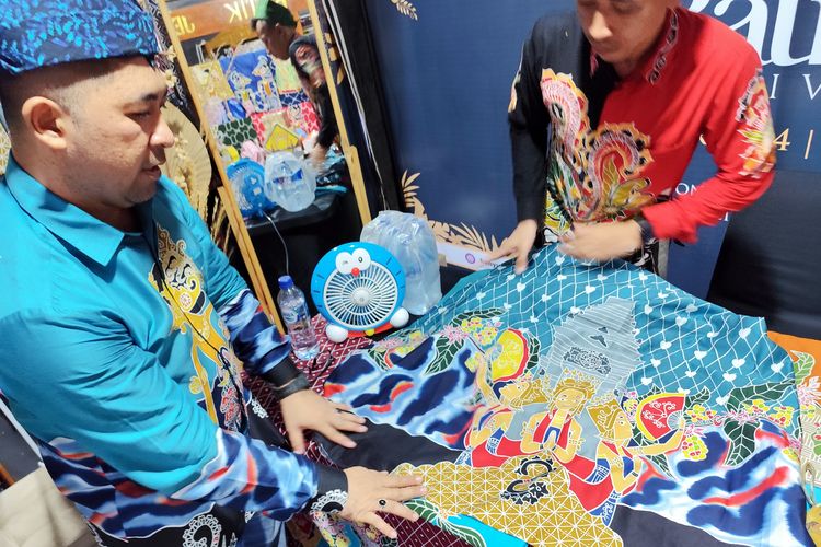 Kasi Kegiatan Kerja (Kasi Giatja) Priyo Asmanto saat menunjukkan Batik Jeruji karya warga Binaan Lapas Banyuwangi