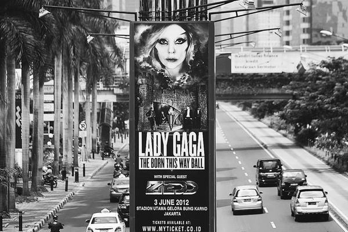 Baliho iklan konser Lady Gaga masih terpampang di salah satu tiang proyek monorel di Jalan HR Rasuna Said, Jakarta Selatan, Jumat (18/5). Polda Metro Jaya  tegas tidak memberikan rekomendasi  terhadap konser Lady Gaga di Jakarta.