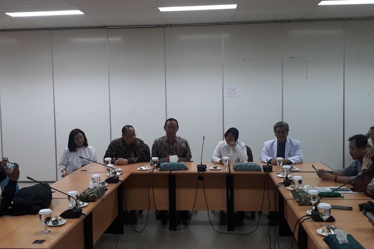 Wali Kota Surabaya Tri Rismaharini saat menggelar jumpa pers bersama Rektor Unair Mochammad Nasih di Tropical Disease Center Unair, Surabaya, Selasa (3/3/2020).