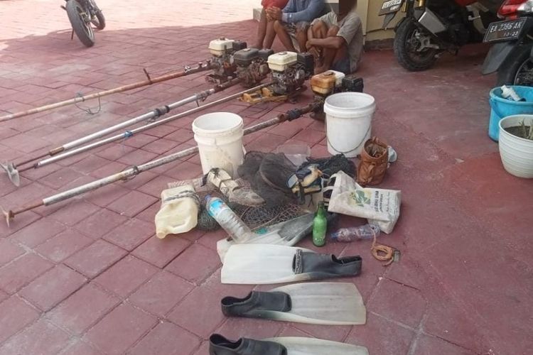 Sat Polairud Polres Sumbawa menangkap empat nelayan pelaku illegal fishing di wilayah Sumbawa. Polisi juga mengamankan barang bukti bom ikan dan alat-alat lainnya.
