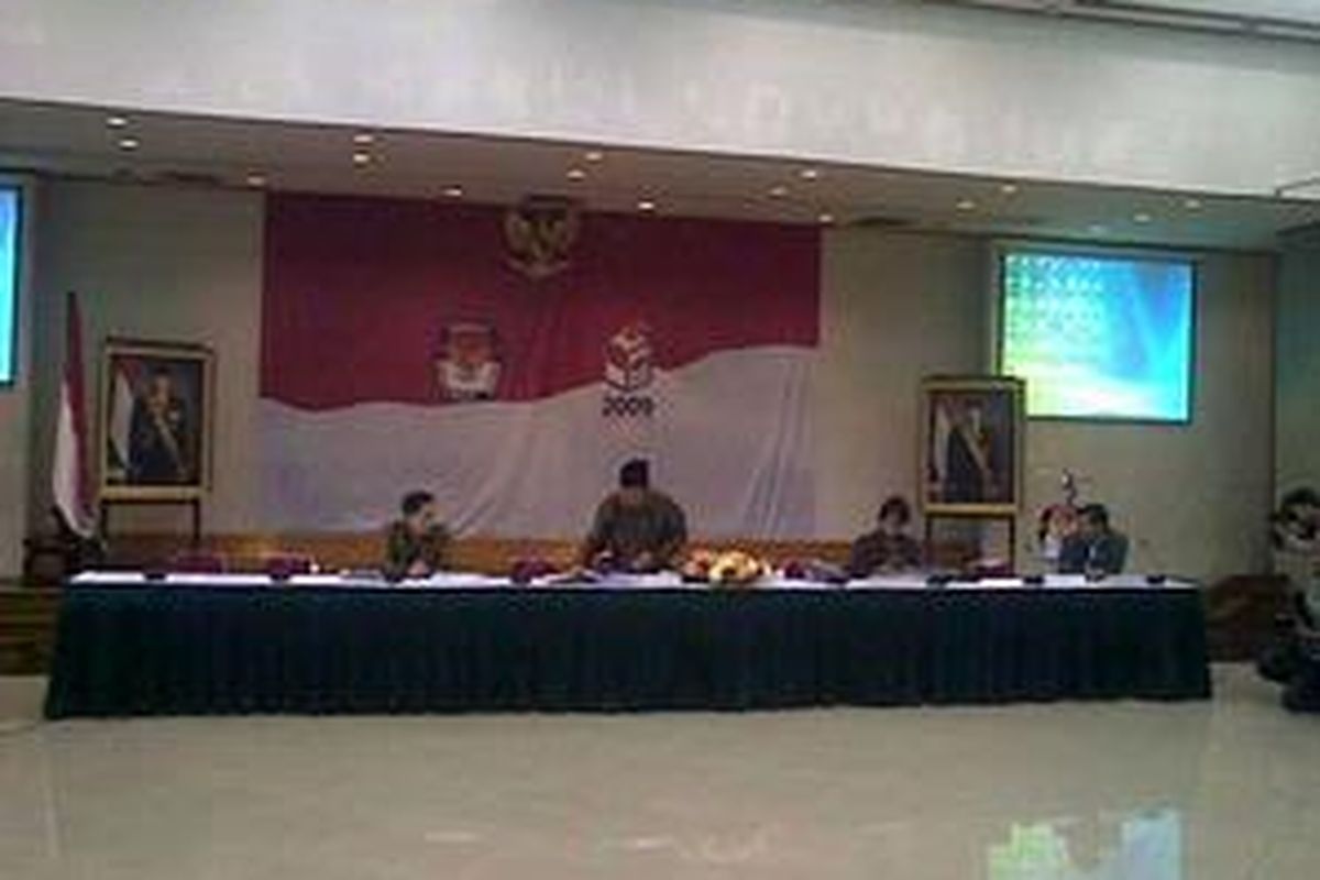 Komisioner Pemilihan Umum bersiap-siap menggelar rapat pleno untuk membahas penetapan caleg terpilih pascaputusan Mahkamah Konstitusi (MK) atas perselisihan hasil pemilu. Rapat ini digelar di ruang sidang utama lantai II, kantor KPU, Jakarta, Rabu (2/9).