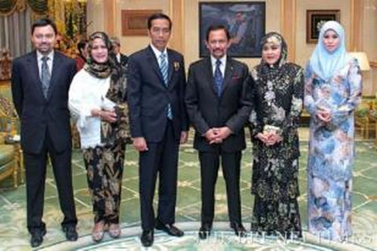 presiden Jokowi saat berfoto bersama sultan hasanal bolkiah di brunei