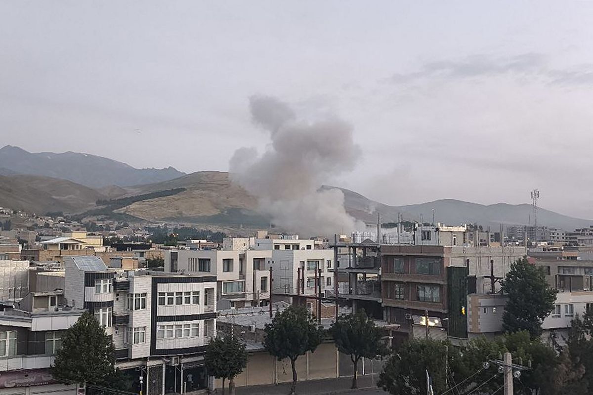 Foto yang dirilis oleh saluran Telegram resmi Korps Garda Revolusi (IRGC) Iran, Sepah News, pada Jumat (13/6/2025), menunjukkan asap mengepul dari lokasi yang menjadi sasaran serangan Israel di ibu kota Iran, Teheran.