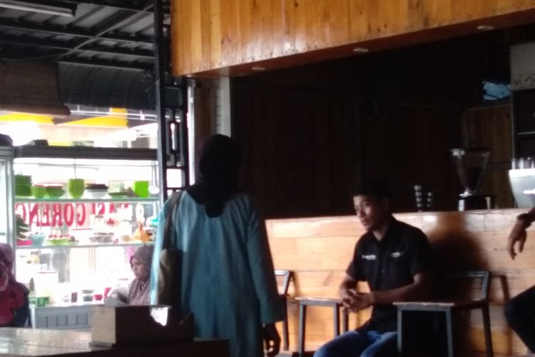 Salah seorang pengemis meminta sumbangan dari pengujung warung kopi di Taufik Kupi 2, Kota Lhokseumawe, Jumat (7/12/2018)