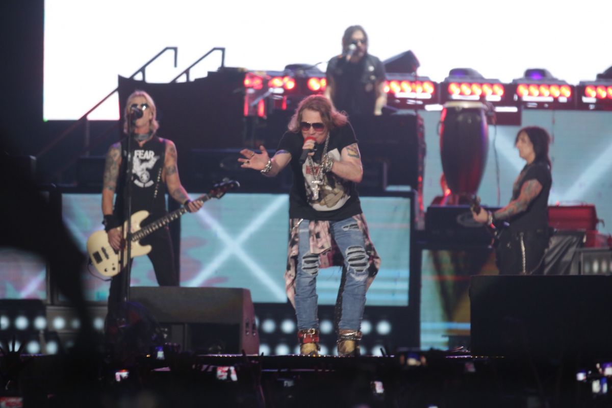 Guns N Roses beraksi pada konsernya yang bertajuk Not In This Lifetime di Gelora Bung Karno, Jakarta, Kamis (8/11/2018). Pada konser tersebut Guns N Roses membawakan sejumlah lagu andalannya diantaranya Welcome to The Jungle, Sweet Child O Mine dan lain-lain.