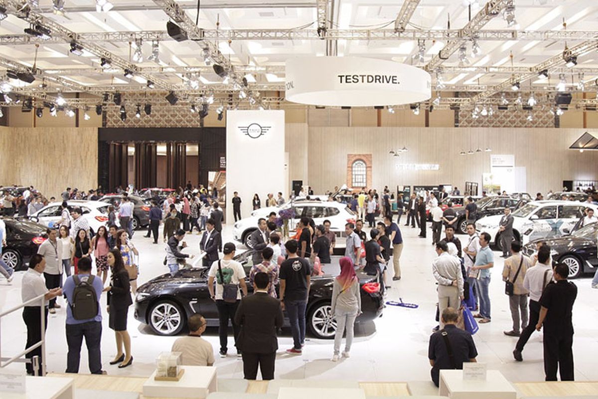 Suasana stan BMW dan Mini di Gaikindo Indoensia International Auto Show (GIIAS) 2017.