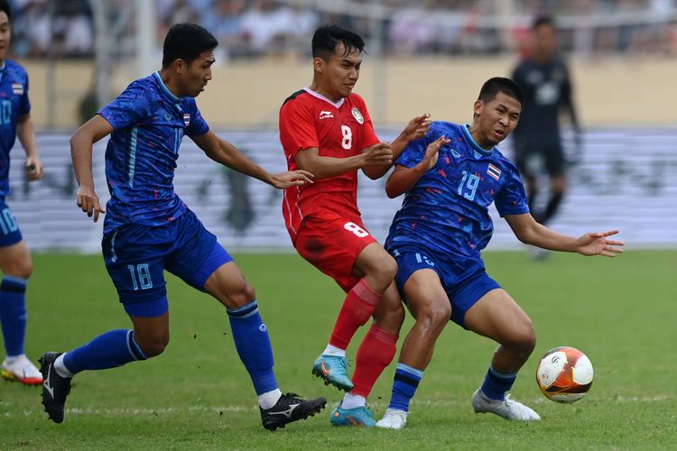 Pesepak bola Timnas Indonesia Witan Sulaeman (tengah) berebut bola dengan pesepak bola Timnas Thailand Chayapipat Supanpasuch (kanan) dalam pertandingan semifinal sepak bola SEA Games 2021 Vietnam di Stadion Thien Truong, Nam Dinh, Vietnam, Kamis (19/5/2022).