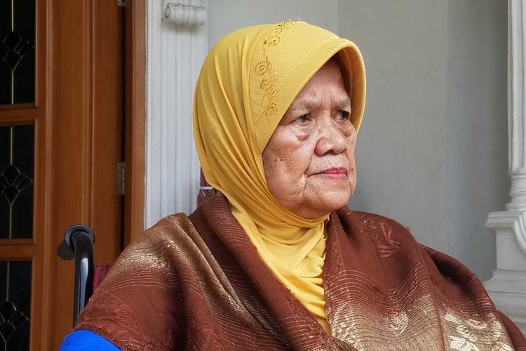 Ibu kandung Kolonel Iwa Kartiwa, Momoh (83) saat diwawancara wartawan di kediaman kakak Kolonel Iwa, Irjen Pol Purnawirawan Anton Charliyan, di Simpang Lima, Kota Tasikmalaya, Jawa Barat, Sabtu (1/5/2021).