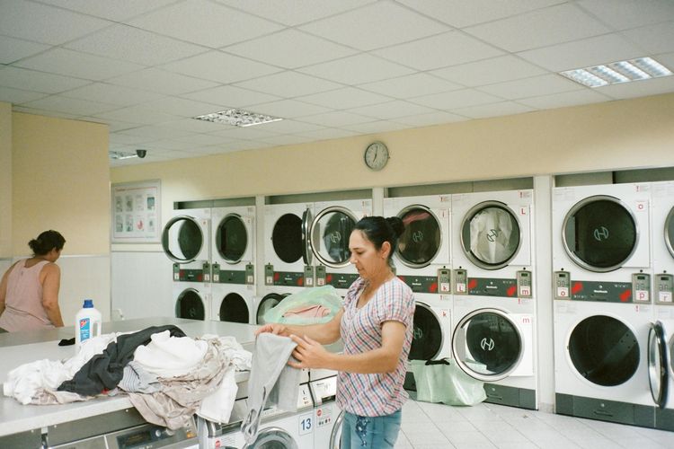 Ilustrasi bisnis laundry atau binatu. 