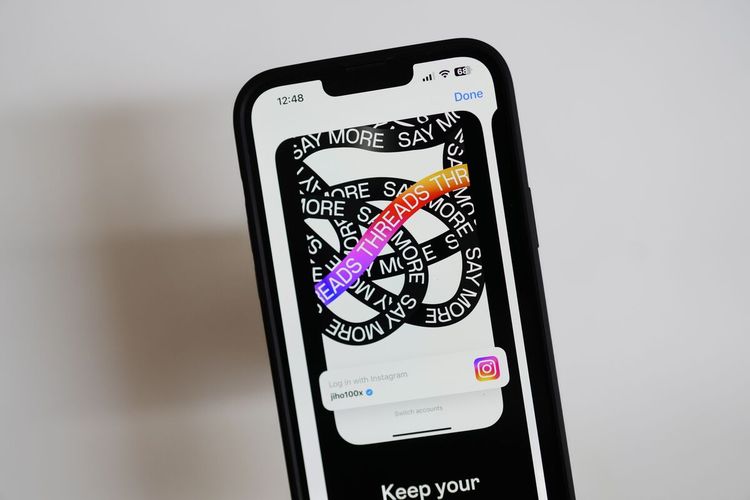Ilustrasi aplikasi Threads di iPhone