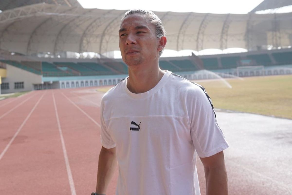 Gelandang PS Sleman Kim Jeffrey Kurniawan saat pemusatan latihan (TC) di Stadion Wibawa Mukti, Cikarang, Kabupaten Bekasi, Jawa Barat pada Sabtu (12/6/2021).
