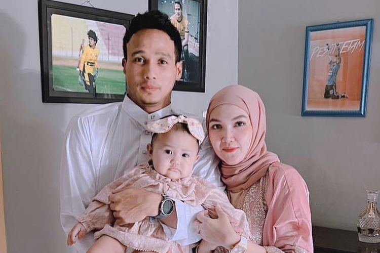 Mantan penjaga gawang Madura United M Ridho bersama anak dan istrinya merayakan Hari Raya idul Fitri.