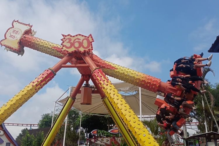 Salah satu wahana permainan di destinasi wisata Jatim Park 1 bernama 360° Pendulum. 