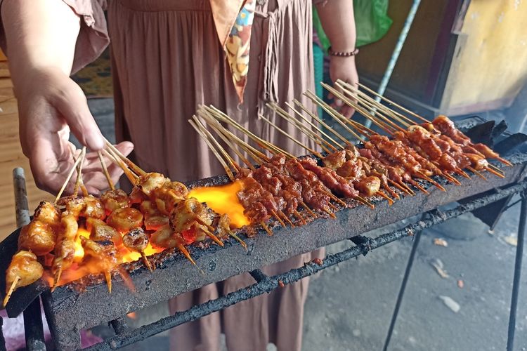 Dwi Ratnawati penjual Sate Bulayak di Narmada Lombok Barat, Senin (3/4/2023)