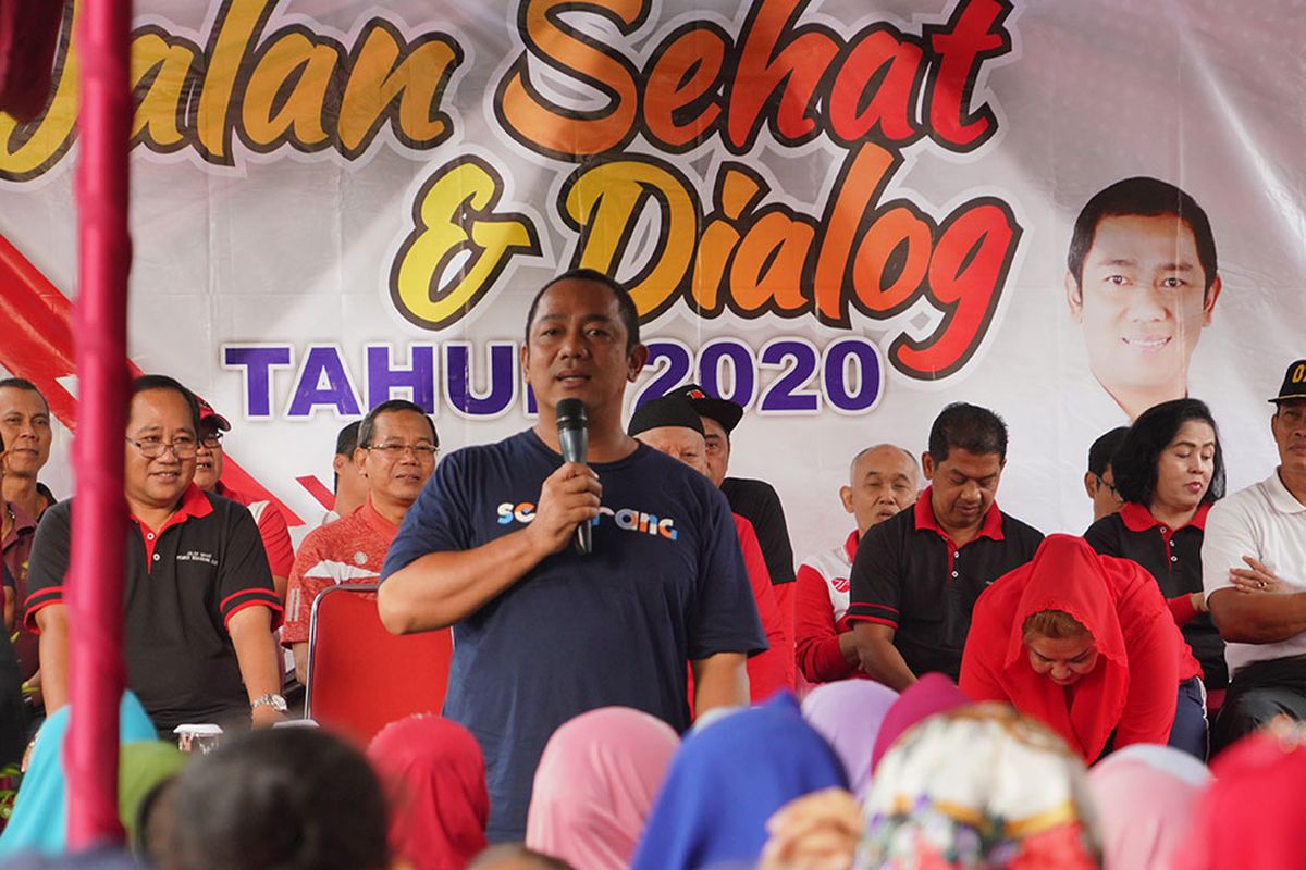Wali Kota Semarang Hendrar Prihadi saat mengikuti jalan sehat di Kelurahan Gondoriyo, Selasa (11/2/2020).