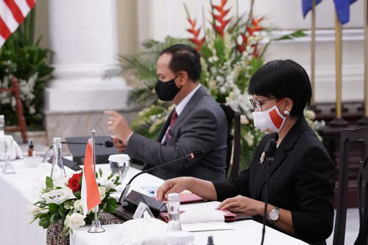 The Minister of Foreign Affairs of Indonesia Retno Marsudi (Right). 