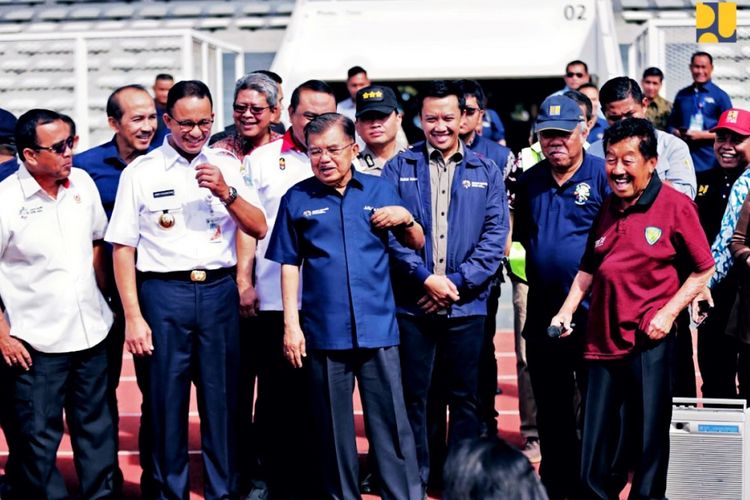 Wapres Jusuf Kalla bersama rombongan saat meninjau kesiapan venue dan non-venue Asian Games 2018, Jumat (3/8/2018) di Jakarta.