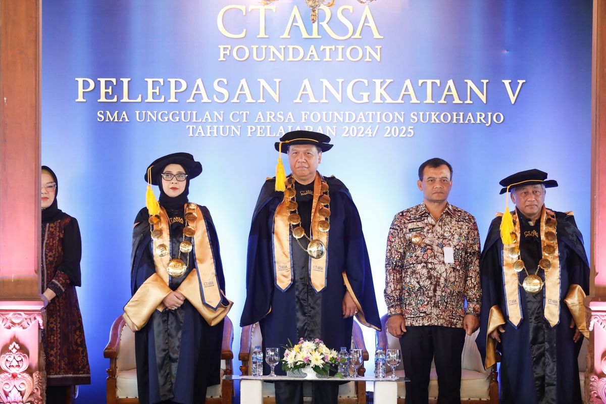 Gubernur Jawa Tengah Ahmad Luthfi saat menghadiri acara pelepasan angkatan V Sekolah Unggulan CT Arsa Foundation Sukoharjo, Sabtu (28/6/2025).