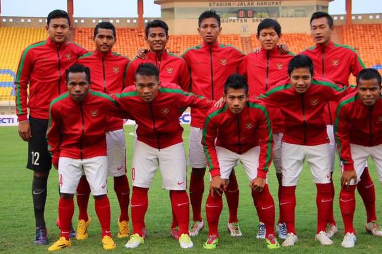 Pemain Timnas Indonesia U-23 berpose sebelum laga melawan Malaysia U-23 di Stadion Si Jalak Harupat, Bandung, Kamis (21/5/2015).