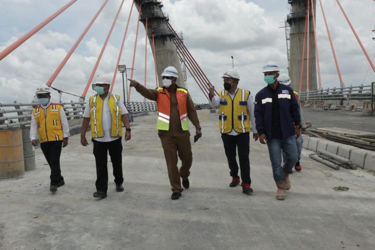 Pj Gubernur Kalsel, Safrizal meninjau pembangunan Jembatan Sei Alalak yang merupakan jembatan lengkung pertama di Indonesia, Senin (23/8/2021). 