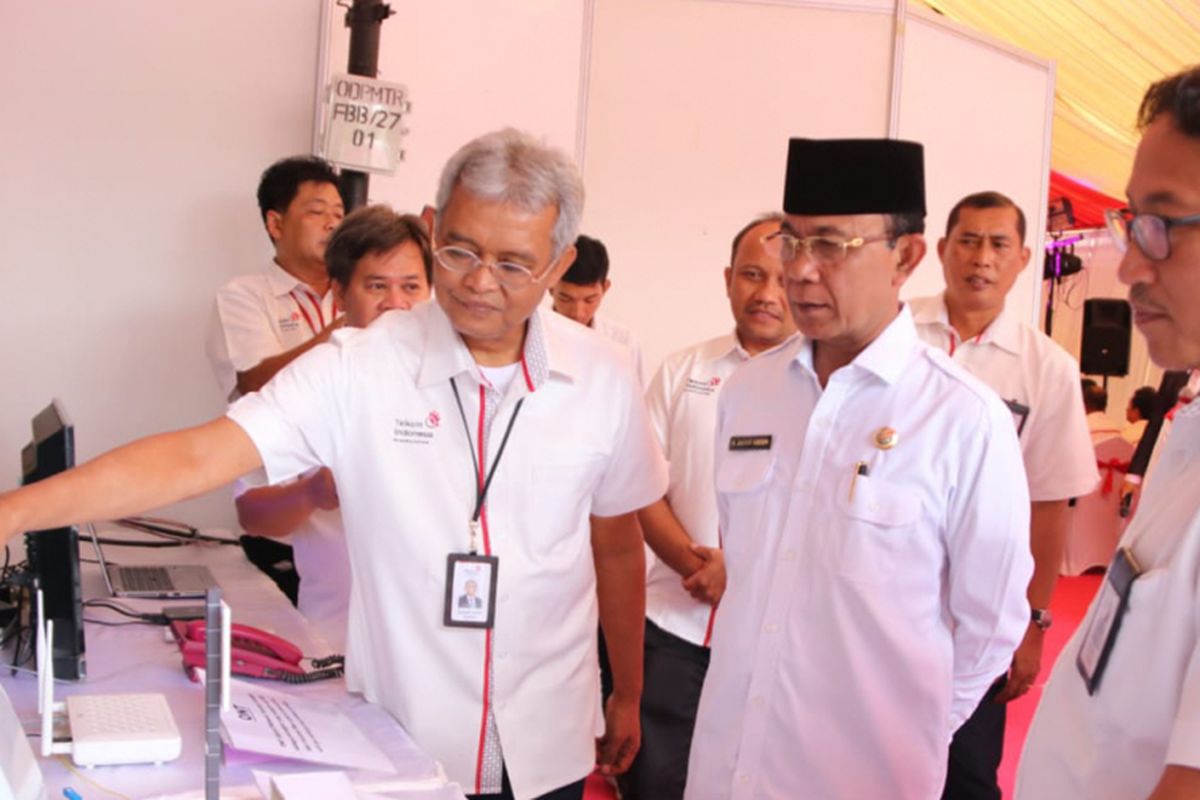 Direktur Network & IT Solution (NITS) Telkom Zulhelfi Abidin (kiri) menjelaskan infrastruktur akses pelanggan IndiHome kepada Walikota Mataram Ahyar Abduh (tengah) didampingi GM Witel Nusa Tenggara Barat I Nyoman Hardiana Artha (kanan) saat peresmian Mataram Modern Broadband City di Mataram, Rabu (19/12).