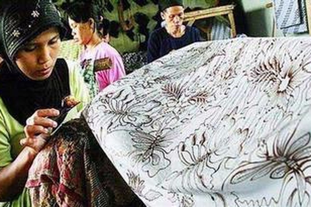 Pembatik sentra batik tasik di Kecamatan Cipedes, Kota Tasikmalaya, Jawa Barat, menorehkan canting berisi malam pada kain mori, Selasa (18/5). Setelah beberapa lama redup, batik tasik kini mulai bangkit lagi. Tradisi dan sejarah batik yang kuat tidak bisa dilepaskan dari Kota Tasikmalaya.