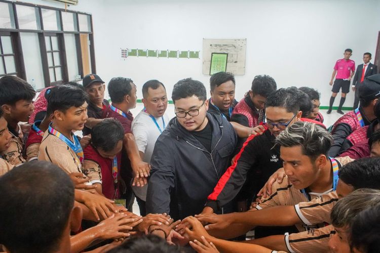 Bupati Kediri Hanindhito Himawan Pramana saat menyaksikan langsung pertandingan semifinal sepakbola Kabupaten Kediri di Stadion Delta Sidoarjo, Selasa (13/9/2023).