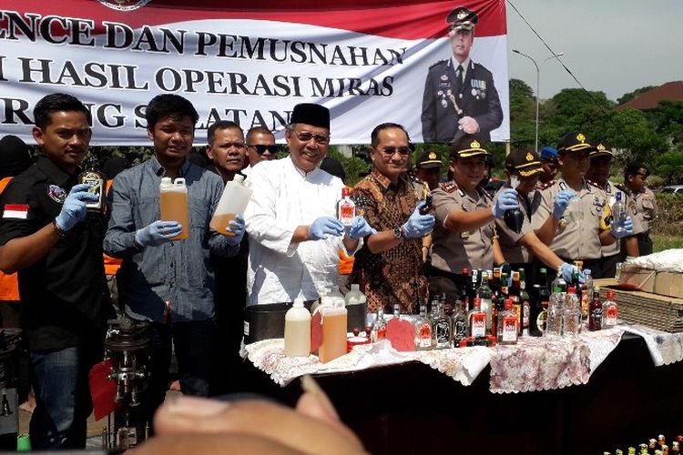 Polres Tangerang Selatan memusnahkan 6.000 botol miras oplosan di halaman kantor yang terletak di Serpong, Tangerang Selatan pada Jumat (13/4/2018).