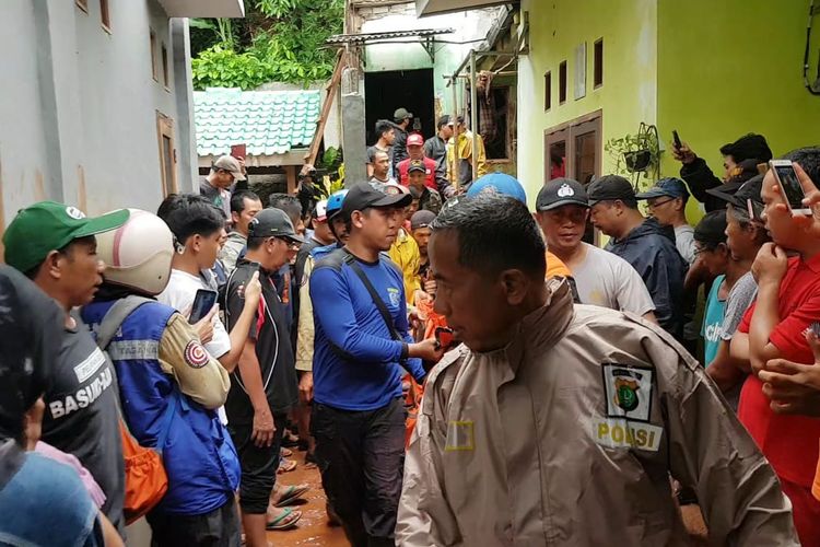 Setelah tertimbun selama 11 jam, 1 korban longsor di Jalan Al Barokah, Pangkalan Jati, Cinere, Depok berhasil di evakuasi tim Damkar, Rabu (1/1/2020).