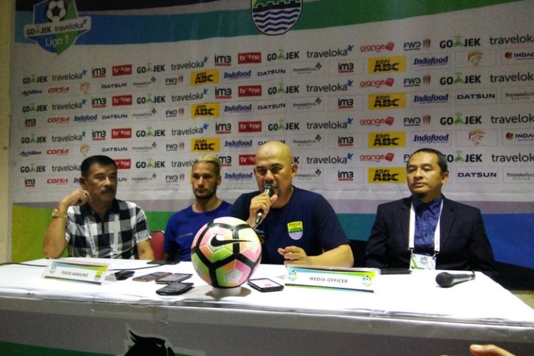 Caretaker Persib Herrie Setyawan bersama Raphael Maitimo dan Manajer Umuh Muchtar saat menjalani sesi jumpa pers seusai laga kontra Persegres Gresik United di Stadion Si Jalak Harupat, Minggu (20/8/2017).