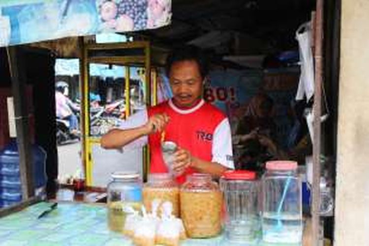 Pak Ata sang pewaris generasi kedua es pala di Bogor ini bisa menghabiskan 20 kilogram buah pala untuk dijual setiap hari.