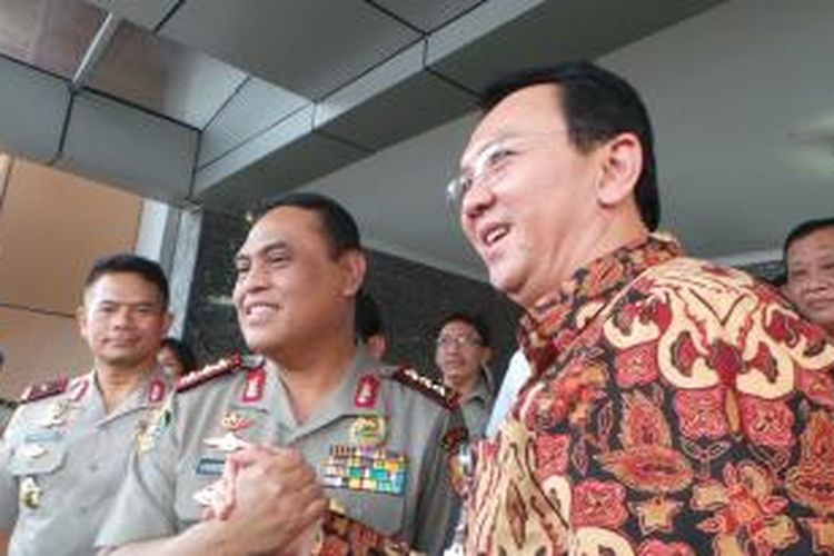 Gubernur DKI Jakarta Basuki Tjahaja Purnama (kanan) berfoto bersama Kepala Lembaga Pendidikan Polri (Kalemdikpol) Komjen Syafruddin (kiri) seusai meninjau lahan seluas 1,2 hektar yang akan digunakan untuk pembangunan lansir (depo transisi) kereta Mass Rapid Transit (MRT), di Ciputat, Rabu (3/6/2015). 