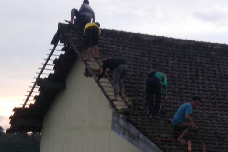 Salah satu atap rumah di Mlangen, Bandongan, Magelang yang rusak akibat sapuan angin kencang, Senin (26/2/2024).