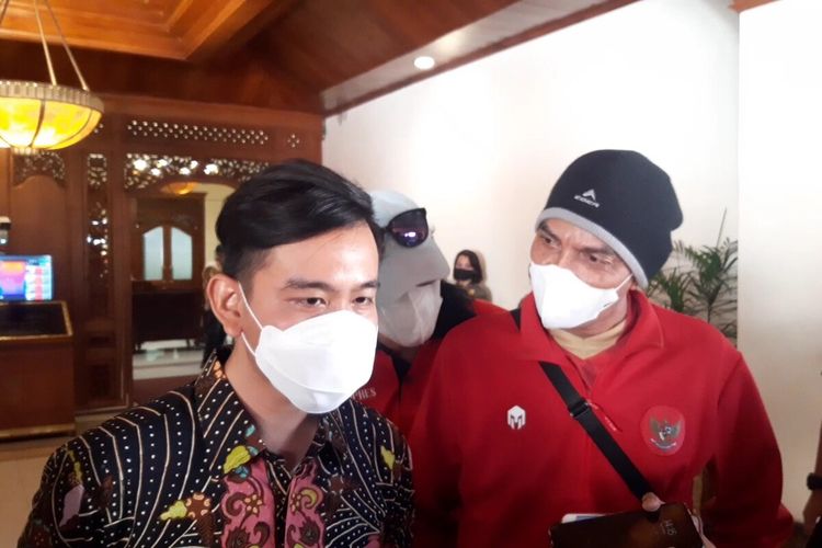 Wali Kota Solo Gibran Rakabuming Raka didampingi Presiden DPP Pasoepati Maryadi Gondrong di Balai Kota Solo, Selasa (12/10/2021).