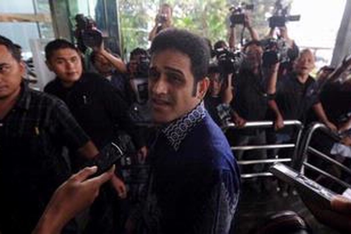 Mantan Bendahara Umum Partai Demokrat, Muhammad Nazaruddin tiba di kantor Komisi Pemberantasan Korupsi (KPK), Jakarta, untuk dimintai keterangan sebagai saksi terkait penyidikan kasus dugaan korupsi proyek pembangkit listrik tenaga surya (PLTS) di Kementerian Tenaga Kerja dan Transmigrasi 2008 dengan tersangka istrinya, Neneng Sri Wahyuni, Selasa (9/10/2012).   